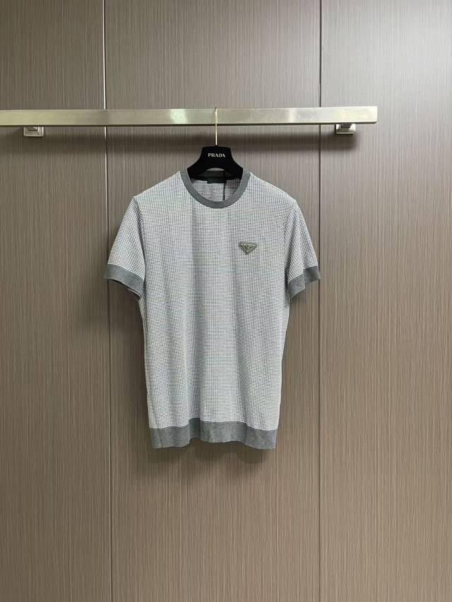 支持年后售后 DDD Prada 2026Ss新款三角标网眼针织T恤，延续对材质与结构的极致追求，这款针织短袖采用网眼设计，营造轻盈凉感的穿着体验。整件采用高密