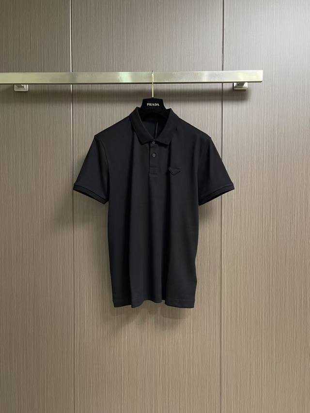 支持年后售后 DDD Prada 短袖翻领T恤Polo衫，采用原色有机棉，质地柔软，面料轻薄，纹理细腻清晰，版型宽松舒适，上身效果非常帅气！三角标贴布设计，精致