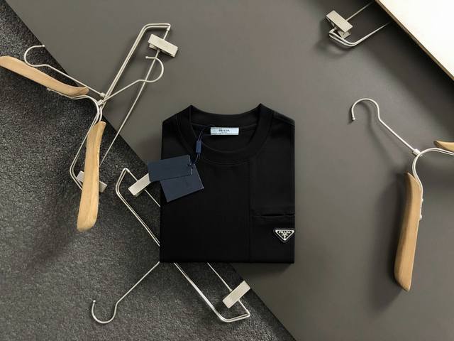 Prad*卡码拍小M-Xxxl DDD 2026春夏短袖，以金属三角标口袋主调，巧妙融入后幅拼接面料元素，打破传统短袖的单调感，彰显个性与不羁。立体剪裁贴合身形