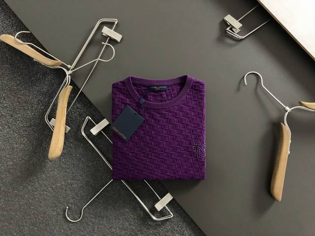 L牌*卡码拍小S-Xl DDD 2026羊毛短袖，以咖色棋盘格编织为主调，巧妙融入最新立体绣字母流行元素，打破传统短袖的单调感，彰显个性与不羁。立体剪裁贴合身形