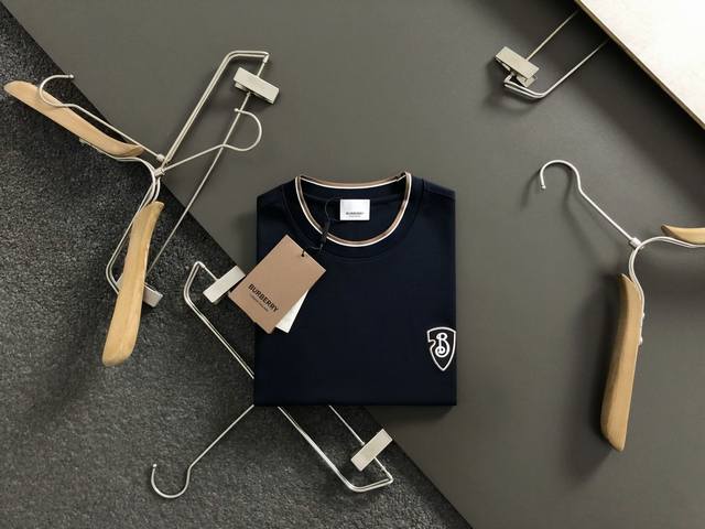 Bbr*卡码拍小M-Xxxl DDD 2026春夏短袖，以提花编织领口主调，巧妙融入贴皮Logo元素，打破传统短袖的单调感，彰显个性与不羁。立体剪裁贴合身形，设