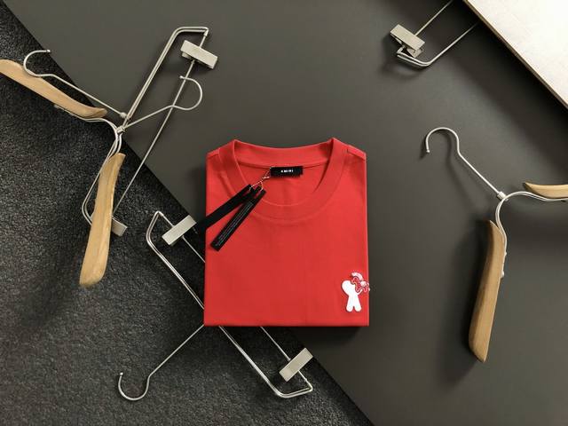 Ami*卡码拍小S-Xl DDD 2026春夏短袖，以重工马年编织绣主调，巧妙融入最新立体绣卡通爱心流行元素，打破传统短袖的单调感，彰显个性与不羁。立体剪裁贴合