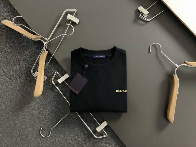 L牌*卡码拍小S-Xl DDD 2026春夏短袖，以重工字母刺绣为主调，巧妙融入前后幅对应Logo元素，打破传统短袖的单调感，彰显个性与不羁。立体剪裁贴合身形，