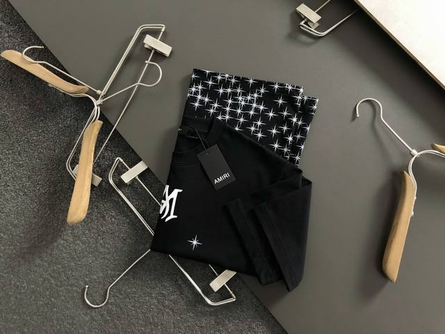 Mon*卡码拍小S-Xl DDD 2026春夏短袖，以重工立体刺绣为主调，巧妙融入满天星数码直喷工艺流行元素，打破传统短袖的单调感，彰显个性与不羁。立体剪裁贴合