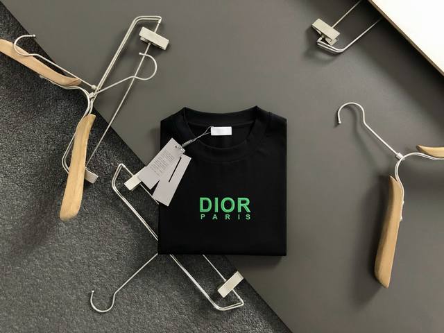 Dir*正码正拍M-Xxxl DDD 2026春夏短袖，以绿色立体胶印印花主调，巧妙融入前后幅对应Logo元素，打破传统短袖的单调感，彰显个性与不羁。立体剪裁贴