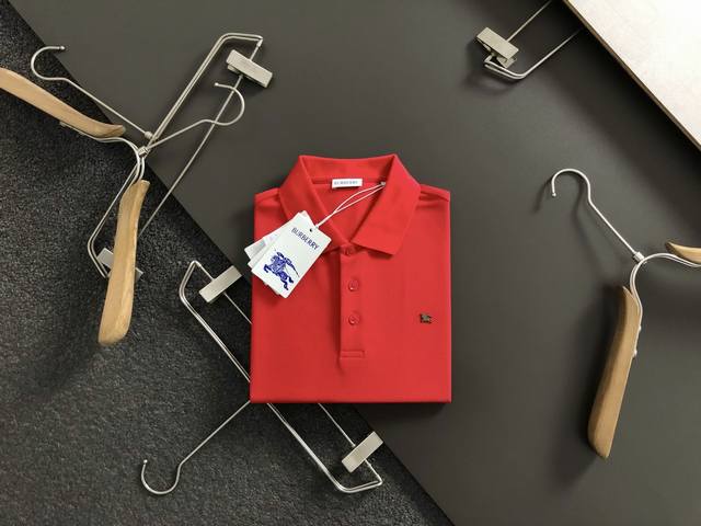 Bbr**正码正牌S-Xl DDD 2026春夏短袖，以重工骑士金属铜牌为主调，巧妙融Y专柜元素，打破传统短袖的单调感，彰显个性与不羁。立体剪裁贴合身形，设计利