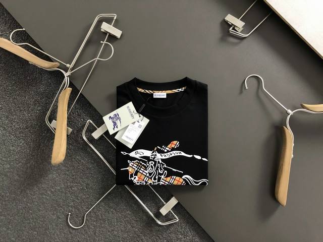 Bbr*正码正拍M-Xxxl DDD 2026春夏短袖，以骑士B印花主调，巧妙融入格纹元素，打破传统短袖的单调感，彰显个性与不羁。立体剪裁贴合身形，设计利落有型