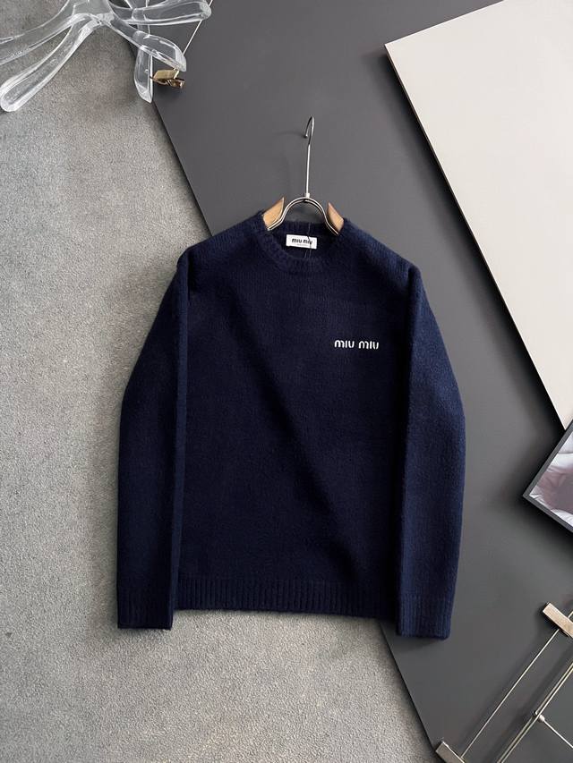 年保Miu秋冬新款男女同款高克重针织羊毛，配色标识条纹工艺设计！钩织标识条纹修饰，设计经典配色钩织设计！此款毛衣甄选客供进口100％针织羊毛材质！面料手感偏厚实