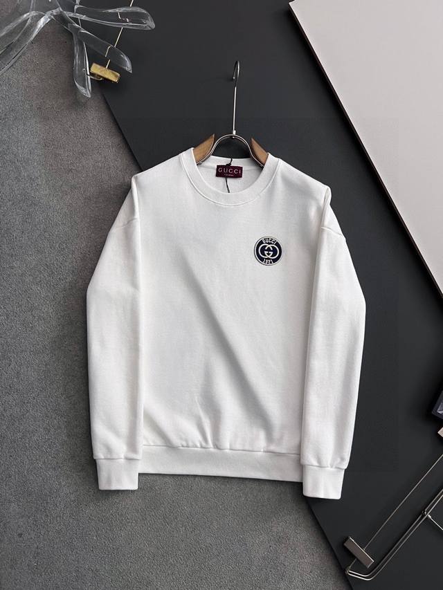 年保Gucc*25Ss最新秋冬独家爆款卫衣，顶级定制面料松柔亲肤感极佳，男女同款情侣穿搭、穿着舒适，适合各种身材。 耐穿且易于打理，既抢眼又富有时尚感，无论走到