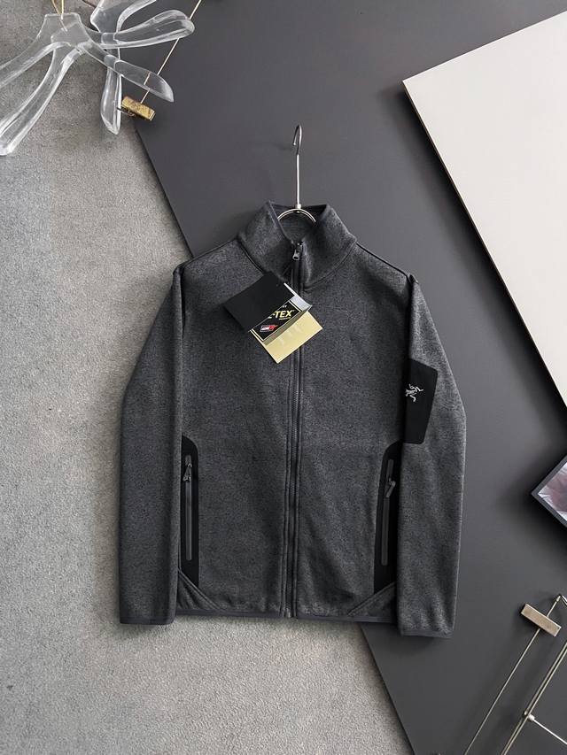 年保始祖*最高版｜独家 高端定制。 纯棉针织卫衣拉链衫，精美工艺圆领款，独家薄绒平绒内里复合柔软贴身科技面料，定制原版螺纹，档次极高，工艺精湛，上身帅到爆，尺码