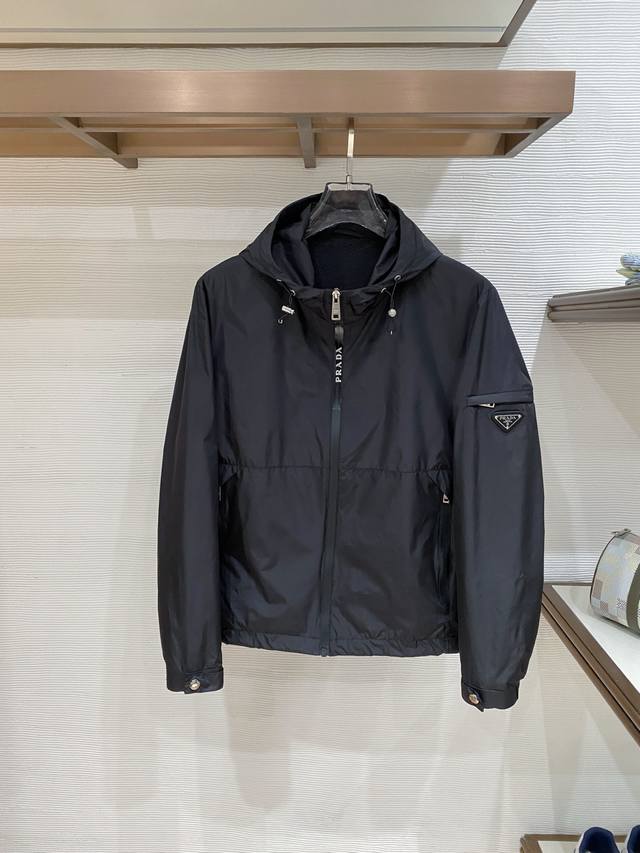 普拉达官网同款，三标齐全！2026新款男士夹克外套，时尚休闲高端版本！专柜定制面料 透气舒适度高，细节无可挑剔，品牌元素设计理念，体现高品质。手感细腻柔软！呈现