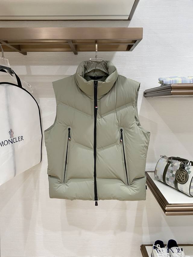 蒙口*鹅绒马甲 DDD 25秋冬新品发布，蒙口格兰诺布系列，专注于滑雪户外，原版购入，无论面料及辅料完全做到了1:1完美还原，内里填充95白鸭绒，手感超好，超蓬