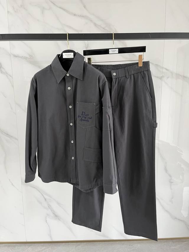 支持年后 出货 。Diro。2026春款 新款套装 走秀款 定制原版牛仔面料 搭配夹克版型设计 非常洋气 版型超好不易褶皱 不起球 细节走线完美无瑕疵 上身效果