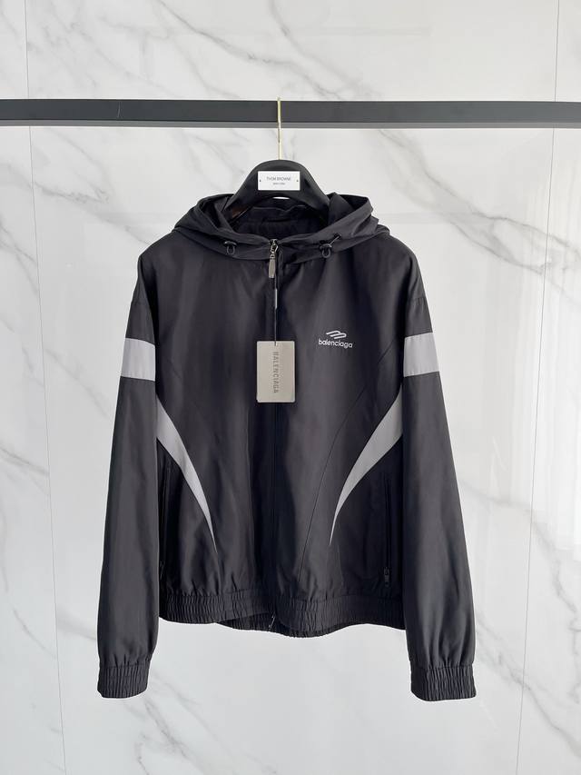 新品 2026Ss新品 巴黎世家新款夹克外套，秀场新品品相非常完美，舒适保暖，三标齐全色泽饱满诱人，非常出彩的设计，轻松将时髦感进阶，做工极为考究严谨，走线工整