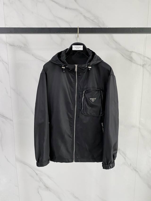 普拉达 代购级别牛货！2026春款 柜台同步系列 原版五金 面料选用进口聚酯纤维面料，光泽感强，细节用料都非常考究，整体版型很赞，高端比入！！ DDD 尺码：4