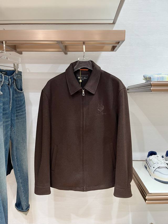 支持年后 推荐 Lp2520秋冬新款混纺面料男士修身夹克外套 DDD 2个颜色： 浅米色和深灰色两款。浅米色款显得更加清新、柔和，适合日常休闲或商务休闲场合；深