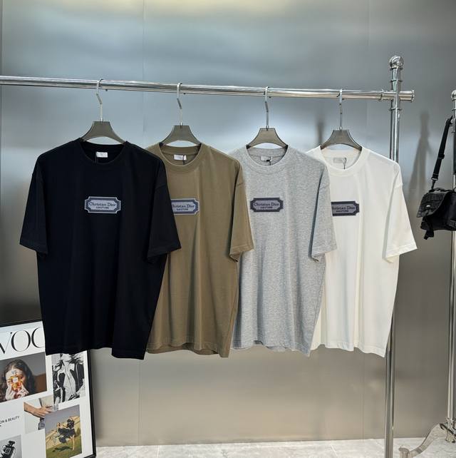 Dior*迪奥潮牌新款潮牌T恤.男女同款经典刀片字母造型.立体刺绣工艺.视觉感受超前！悬垂感强！手感质感都极完美.时尚又好看！定制 G纯棉面料.舒适柔软 亲肤感