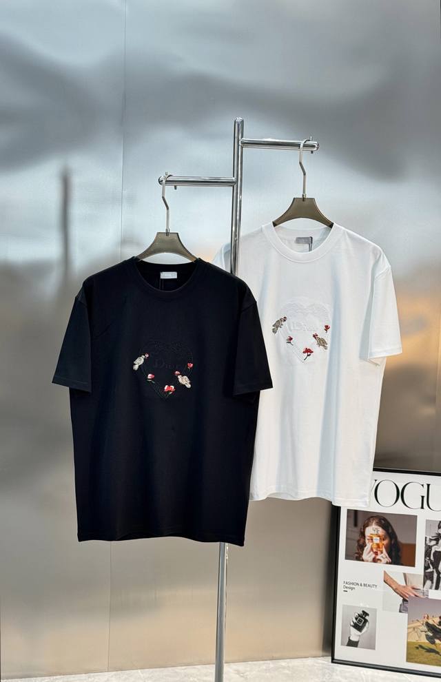 Dior迪奥2026春夏系列爱心刺绣白色T恤，男女同款260G纯棉材质，柔软舒适，日常穿着超友好三标齐！颜色：黑色.白色.欧码：S-Xl 175 145斤建议M