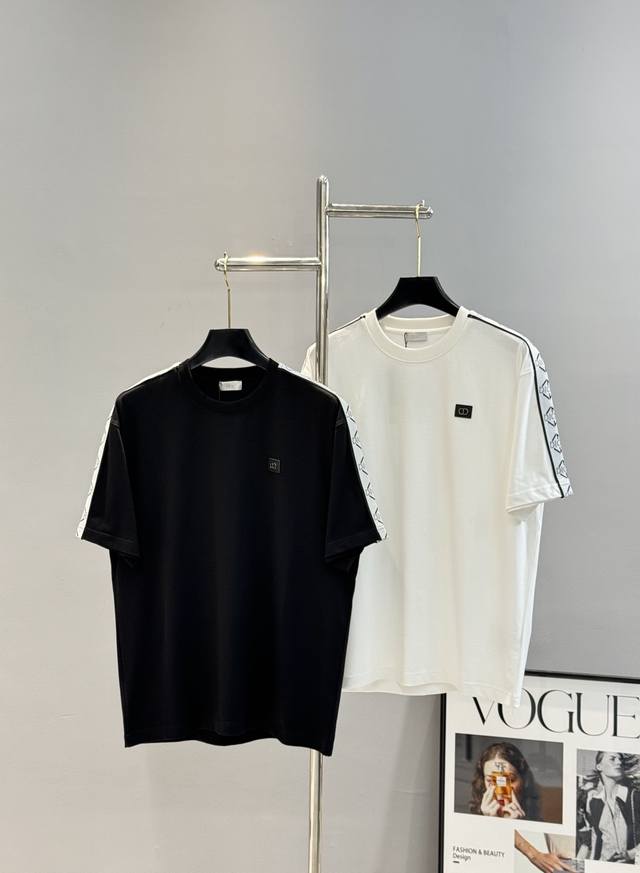 Dio*R迪奥新款潮牌潮牌T恤.超高品”男女同款休闲运动风格.经典大牌新推系列将条纹Dior织带巧妙融入运动装设计，塑就一系列充满复古风情的运动风单品。彰显精致