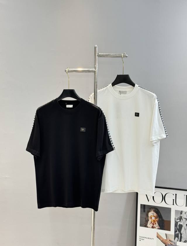 Dio*R迪奥新款潮牌T恤.男女同款休闲运动风格.经典大牌新推系列将条纹Dior织带巧妙融入运动装设计，塑就一系列充满复古风情的运动风单品。彰显精致格调。优选进