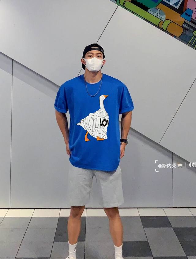 Moschin*莫斯奇诺*新品潮牌情侣款T恤.原单推荐！大白鹅品牌潮流.街头风的新纪 整体图形质感呈现完美效艺， G纯棉料更贴合柔软.柔滑垂坠，单穿内搭均适宜！