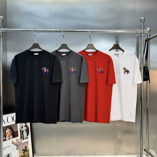 Dior26S新品彩虹斑马刺绣T恤.男女同款基础款推荐.胸前彩虹斑马刺绣超吸睛，童趣又艺术感满满。宽松版型，穿着舒适透气，春夏必备斑马图案是Dior经典元素，象