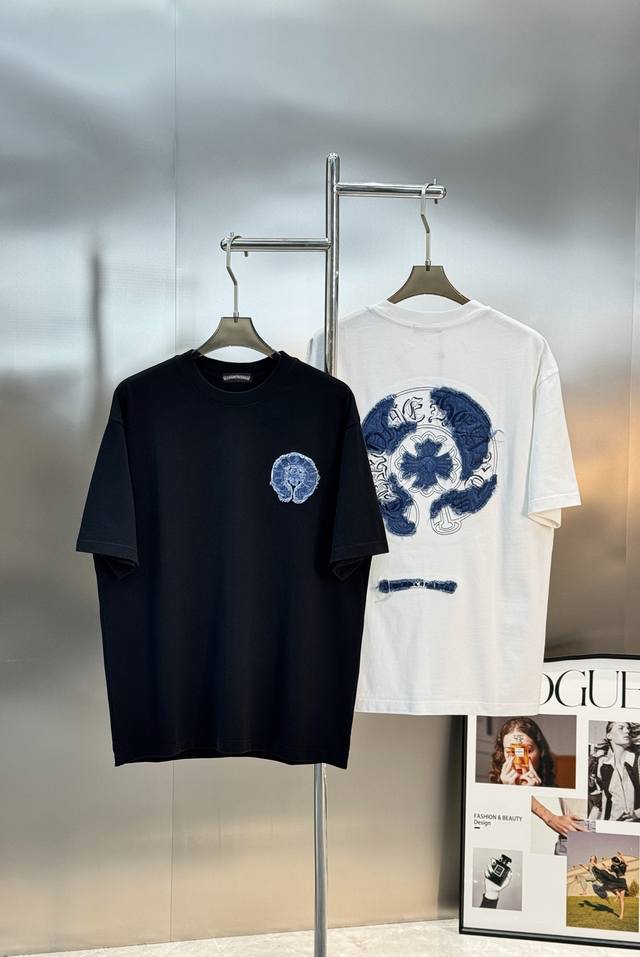 Chrome Hearts 克罗心26S新品潮牌T恤.男女同款双面品牌字母标识绣花设计.双面大小Logo呼应.搭配蓝色牛仔抽象绣花融合经典Logo元素，辨识度超