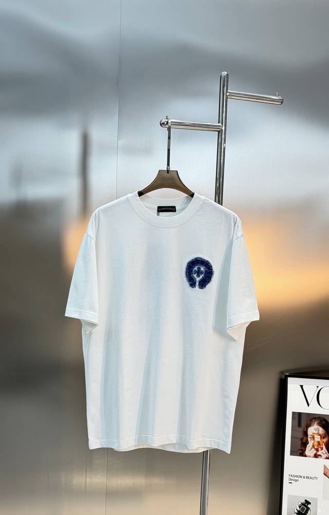 Chrome Hearts 克罗心26S新品潮牌T恤.男女同款双面品牌字母标识绣花设计.双面大小Logo呼应.搭配蓝色牛仔抽象绣花融合经典Logo元素，辨识度超