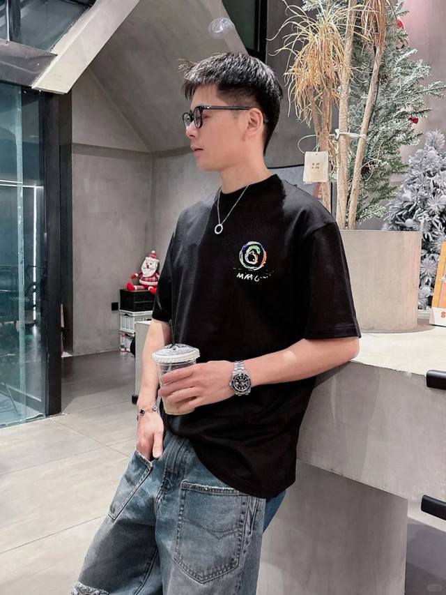 Maison Margiela新款潮牌圆领T恤.男女同款！马吉拉经典图形字母设计.特别之作！双面立体烫画工艺. 新品 G纯棉面料.经由微型针织立体工艺过程制作，