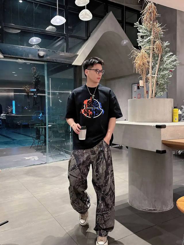 Moncle*蒙口新款潮牌T恤.男女同款！胸口经典品牌图形立体视觉.经典款式烫画设计.耐看时尚. G纯棉面料，柔软舒适.透气轻薄.顶级元素融合打造经典T恤.面料