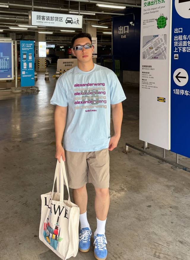 Alexa*Wang新款亚历山大王圆领T恤.潮牌T恤！男女同款～不同工艺呈现不一样的视觉感受，压花绒感大Wang，搭配烫钻工艺.层层有玄机.非常帅的轮廓将纽约式