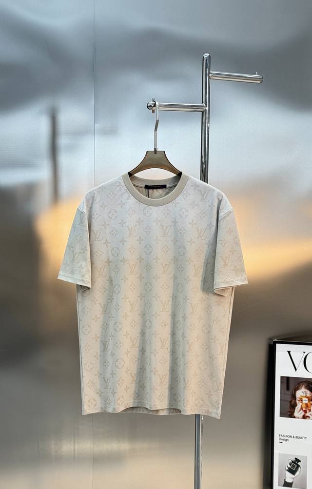 驴牌26S新款潮牌T恤，男女同款经典Monogram图案，米白色调超百搭，棉质面料柔软舒适，春夏穿超合适宽松版型，单穿或叠搭外套都很Ok，轻松切换风格。渐变效果