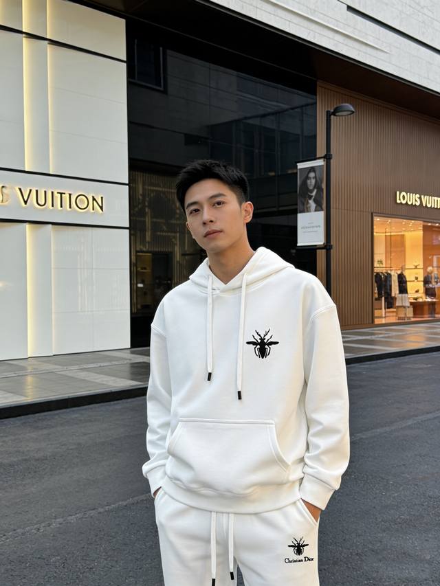 Dior迪奥新款潮牌运动套装，加绒款纯色系主色调，包含连帽卫衣和松紧腰运动裤。胸前和裤脚撞色品牌蜜蜂.品牌辨识度超高！高品质450G棉料，柔软舒适，连帽抽绳+宽