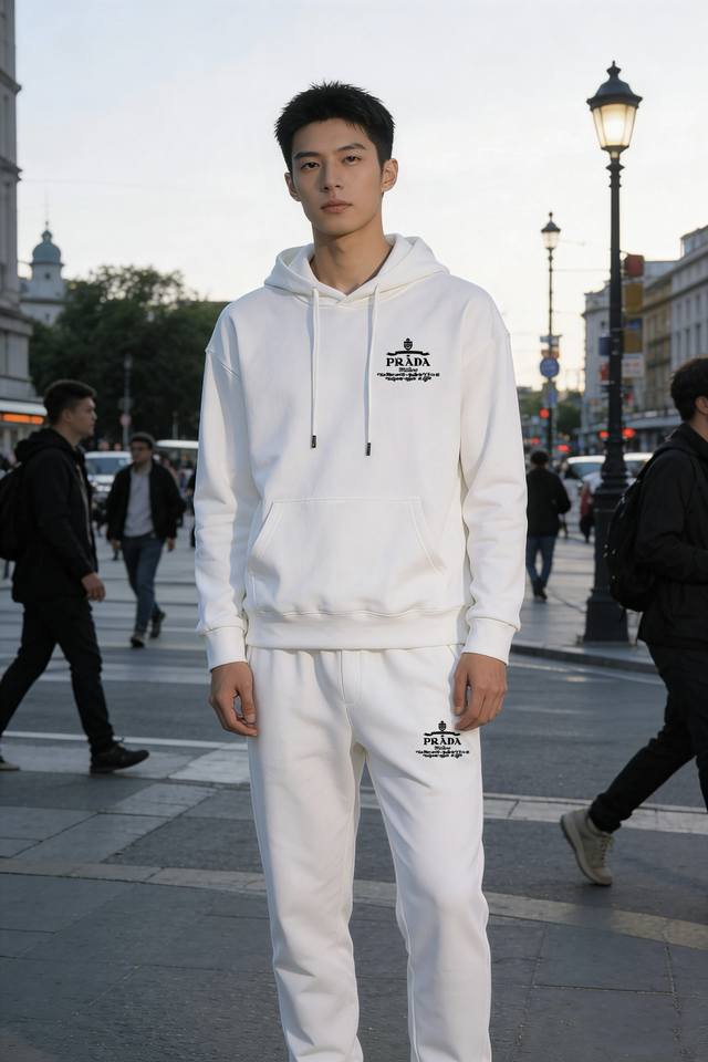 Prada普拉达25S新款加绒套装男女同款！采用高品质420G棉料，内里加绒柔软又保暖，秋冬穿超舒服颜色：黑色.蓝色.白色.码数：M-2Xl 175 145斤建