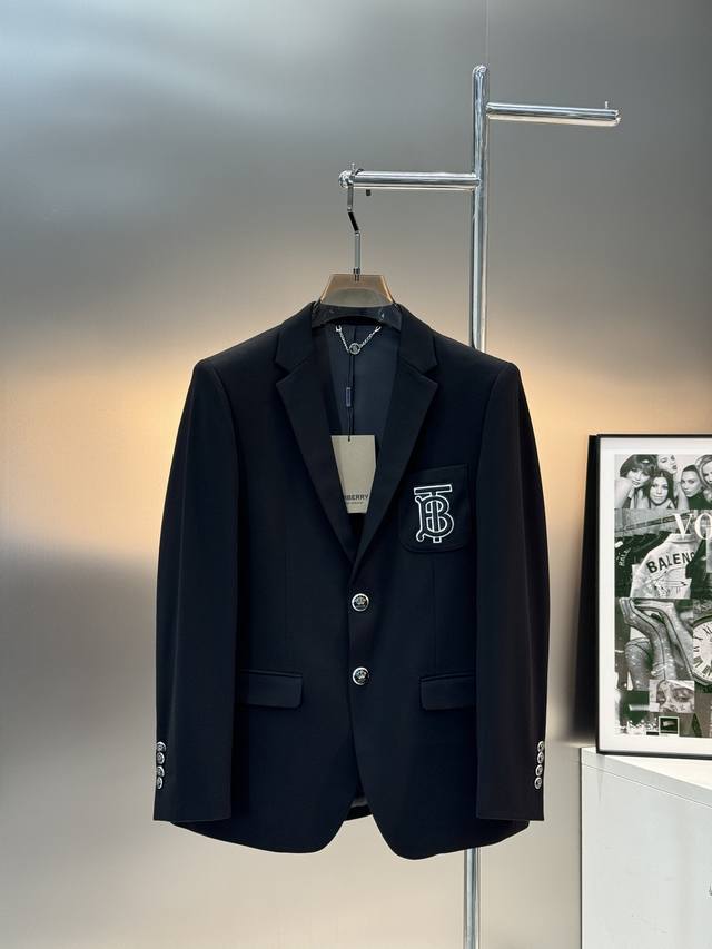 Bbr*巴宝莉25S新款休闲西服外套外贸公司订单！胸口精致高档.进口四面弹力面料.舒适回弹超好！笔挺垂感十足，整件衣服车工走线整齐平整，3D刺绣工艺.所有五金附