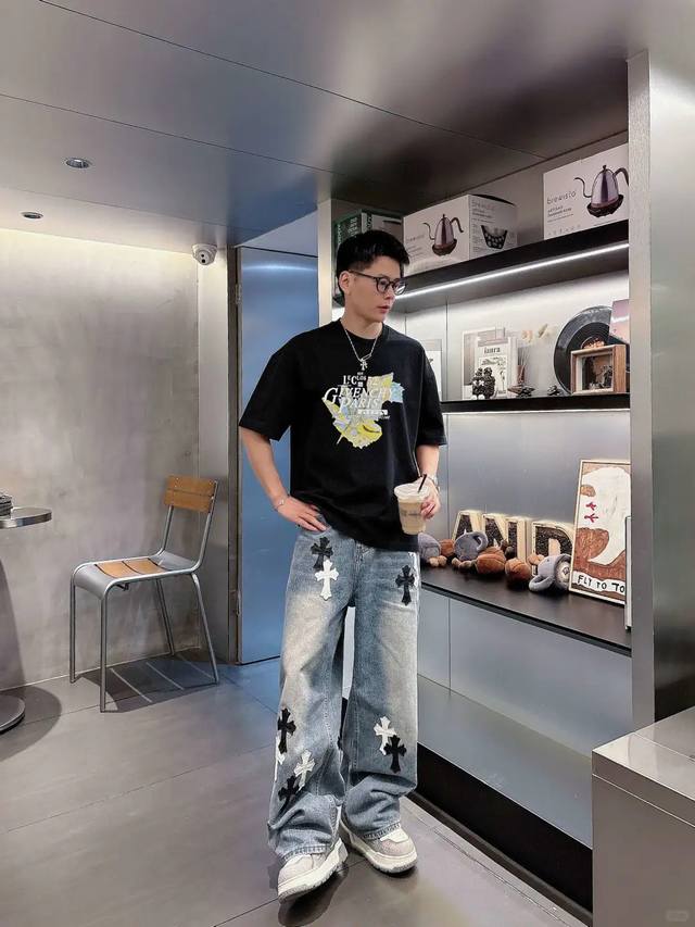 Givench*Y纪梵希*潮牌新款短袖T恤.当季颜值担当.双层叠加烫画品牌图形立体搭配.视觉效果相当奇特！色彩搭配丰富多彩.优质 G棉质打造.舒适柔软.其细腻程