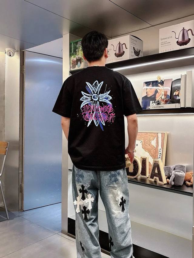 顶级颜值担当！Chromehearts*克罗心新款T恤.男女同款！经典十字造型颜值担当.张扬个性图形字母搭配视觉效果相当奇特！！！所呈现出的感官效果自然炸裂..