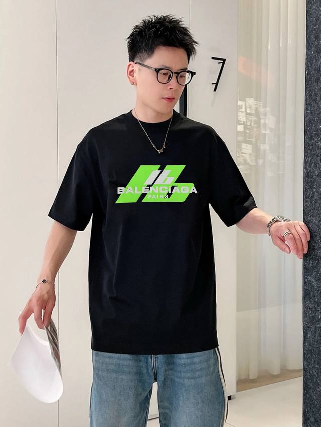 Balenciag*巴黎世家新款潮牌T恤.男女同款推荐！ G纯棉面料，柔软舒适.透气吸汗.上身舒适.轻松驾驭......胸前采用撞色荧光绿色彩搭配设计.高温烫画
