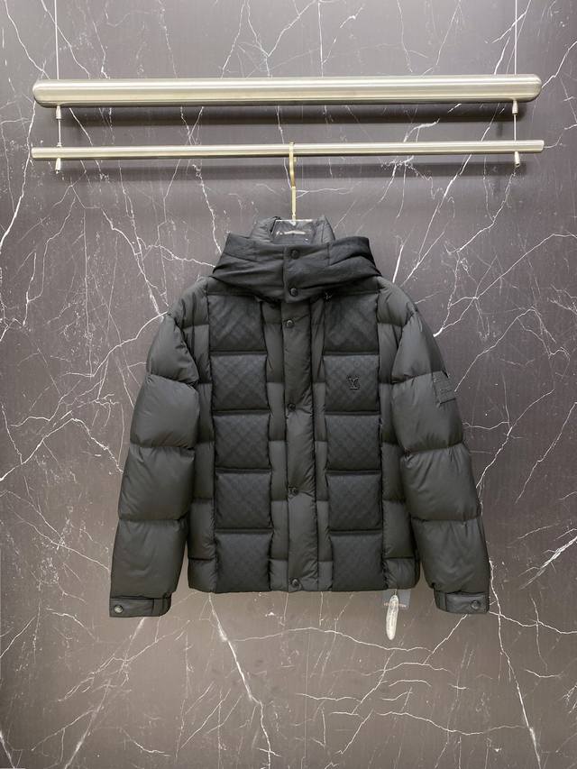 支持年后退换 特级羽绒Louis Vuitton Lv3033 硅胶字母肩章,阶梯拼接Monogram老花立体浮雕压花连帽羽绒外套.连帽可脱卸,可变立领夹克.鹅