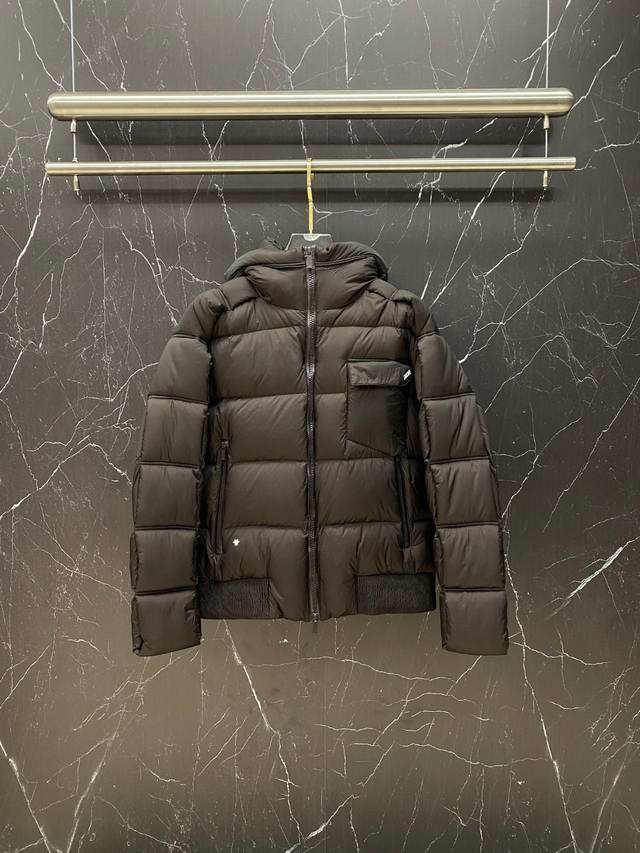 支持年后退换 Dior 迪奥 25年冬季最新羽绒服 DDD 立体剪裁廓形版型上身显瘦帅气！胸前小Logo设计、时尚感极强。保暖拒绝臃肿！新国标进口90%白鸭绒填