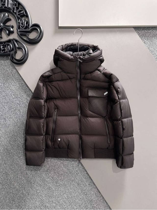 支持年后退换 Dior 迪奥 25年冬季最新羽绒服 DDD 立体剪裁廓形版型上身显瘦帅气！胸前小Logo设计、时尚感极强。保暖拒绝臃肿！新国标进口90%白鸭绒填