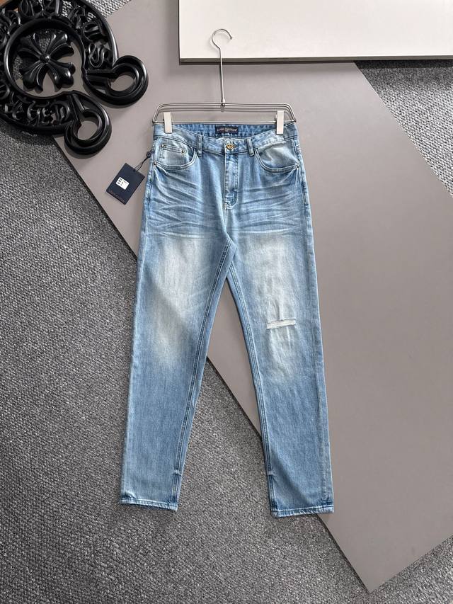 支持年后退换 Lv 2025秋冬新款男士休闲牛仔裤，顶级品质！渠道订单，官网同步出售！！原厂订制牛仔全棉材质！适合休闲 正装各种搭配～日常通勤的极品！！尺码：2