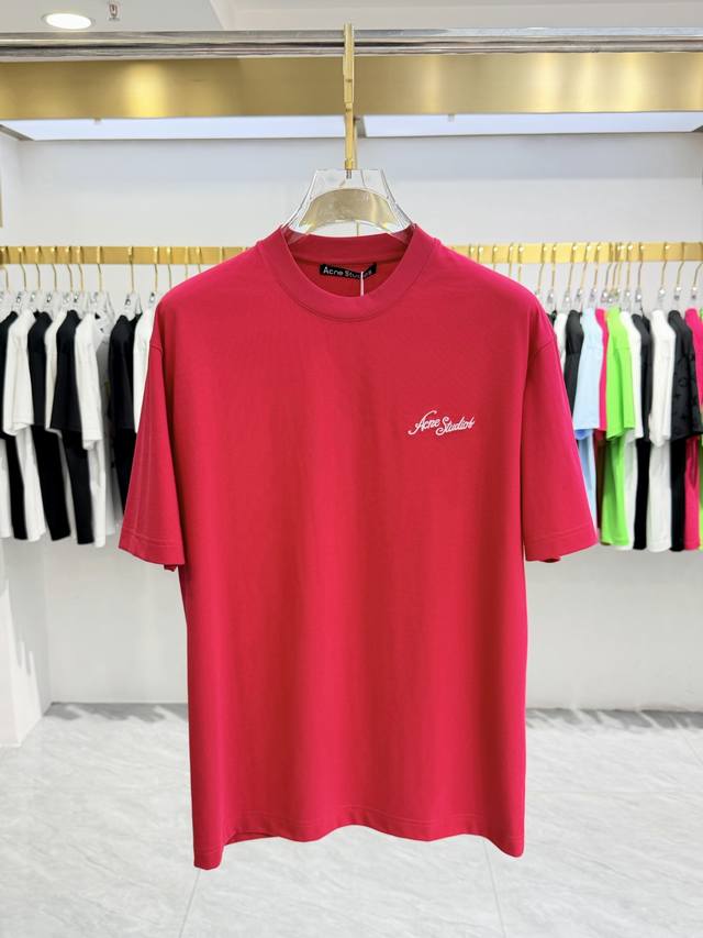 艾克妮 2026春夏 高阶定制T恤 DDD 核心面料：秘鲁进口匹马棉 × 顶级丝光工艺 DDD 核心体感：蚕丝般柔滑，卓越透气不闷热 DDD 核心工艺：重工立体