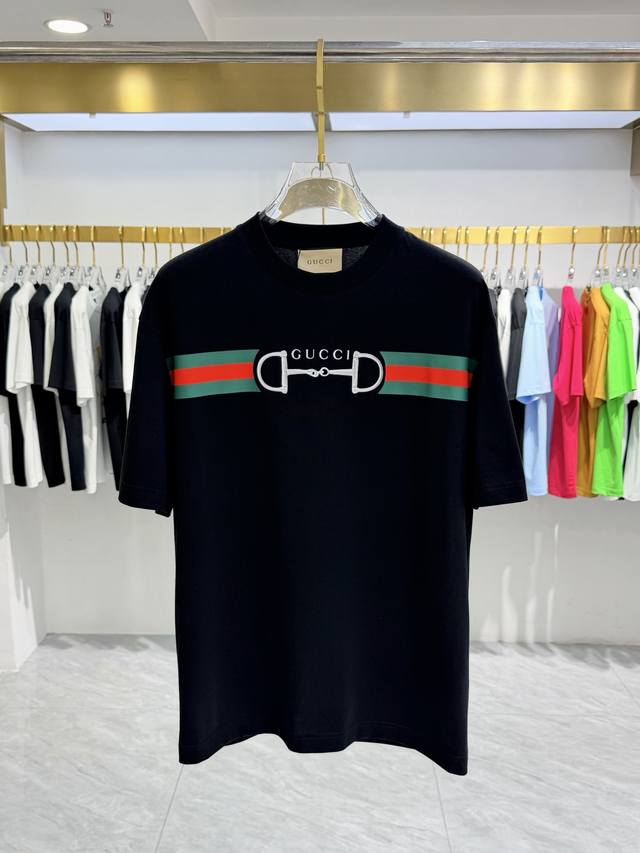 古驰 2026春夏 高阶定制T恤 DDD 核心面料：秘鲁进口匹马棉 × 顶级丝光工艺 DDD 核心体感：蚕丝般柔滑，卓越透气不闷热 DDD 核心工艺：重工立体L