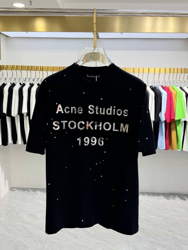 艾克妮 2026春夏 高阶定制T恤 DDD 核心面料：秘鲁进口匹马棉 × 顶级丝光工艺 DDD 核心体感：蚕丝般柔滑，卓越透气不闷热 DDD 核心工艺：重工立体