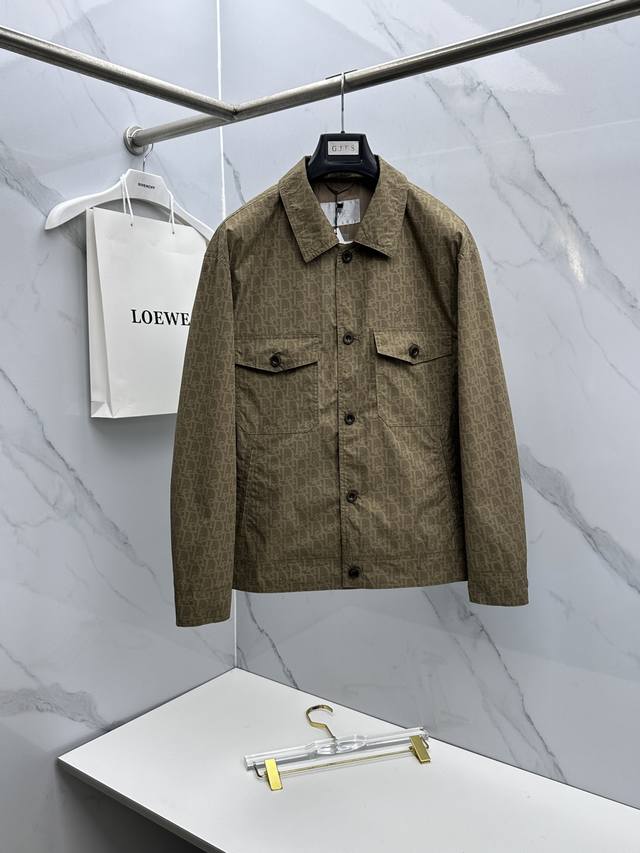 Dior迪奥 2026早春系列，最新时尚提花翻领夹克外套.处处细节显工艺足够的高级 结构性剪裁的设计改变来展现男士多样的形象变化，修身利落、剪裁合体，满足时下正