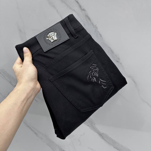 Versace范思哲 高端定制、26春季最新款洗水牛仔裤 柜台同步发售 Logo设计 原版定制复刻 客供定制辅料 原单品质 进口固色弹力面料 透气舒适。做工走线