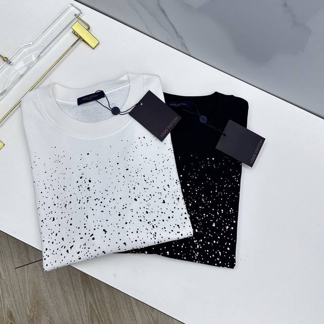 Lv路易威登 微阔 新款首发专柜最新款短袖圆领T恤 高端订制 高克重双纱 品牌Logo重工艺设计 高端长绒棉面料.手感柔软.穿着舒适.专柜级别精致车线.做工精细