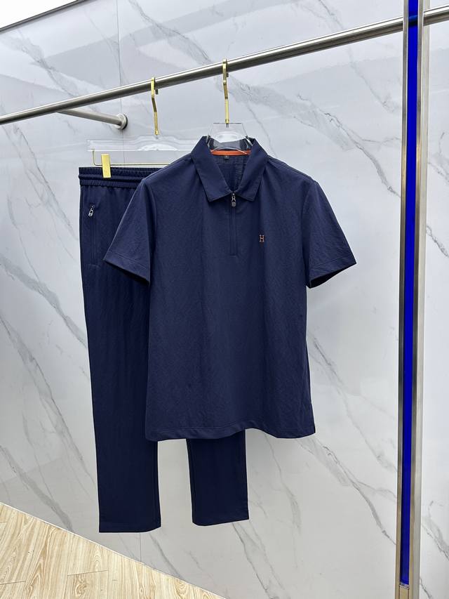 Hermes爱马仕 26春夏新款套装 拉链翻领短袖长裤 柜台同步发售 轻奢时尚 高端品质 胸前品牌Logo刺绣设计 高定桑蚕丝面料 穿着舒适冰凉 透气 档次高很