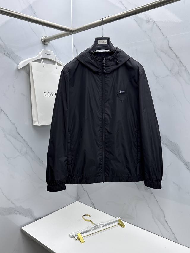 Prada普拉达 2026早春系列，最新时尚连帽夹克外套.处处细节显工艺足够的高级 结构性剪裁的设计改变来展现男士多样的形象变化，修身利落、剪裁合体，满足时下正